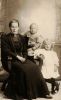 Alma Nathalie Mathisen, Eris Alise Hansen og John Oscar Hansson Frøjd. Bildet er tatt ca. 1910 i Halden, de bodde i Leirhytten som var en gård i Sponviken. Alma Nathalie Mathisen, Eris Alise Hansen og John Oscar Hansson Frøjd. Bildet er tatt ca. 1910 i Halden, de bodde i Leirhytten som var en gård i Sponviken.
